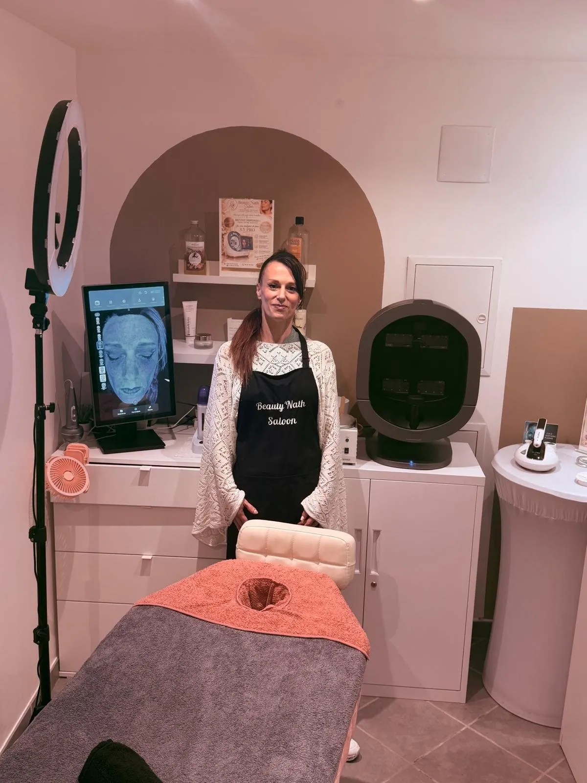 Nath dans sa cabine de soin, à Salon-de-Provence